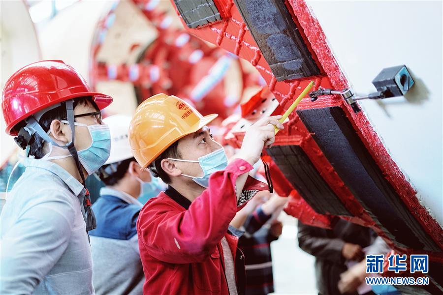 （在習(xí)近平新時(shí)代中國(guó)特色社會(huì)主義思想指引下——新時(shí)代新作為新篇章·習(xí)近平總書記關(guān)切事·圖文互動(dòng)）（1）最有力的支撐，最堅(jiān)決的攀登——記錄奮戰(zhàn)在復(fù)工復(fù)產(chǎn)一線的科技工作者