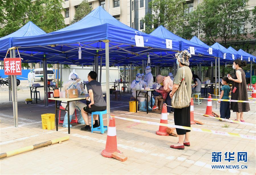 （新華全媒頭條·圖文互動(dòng)）（4）構(gòu)筑守護(hù)城市、守護(hù)生命的堅(jiān)強(qiáng)防線——北京開展大規(guī)模核酸檢測(cè)