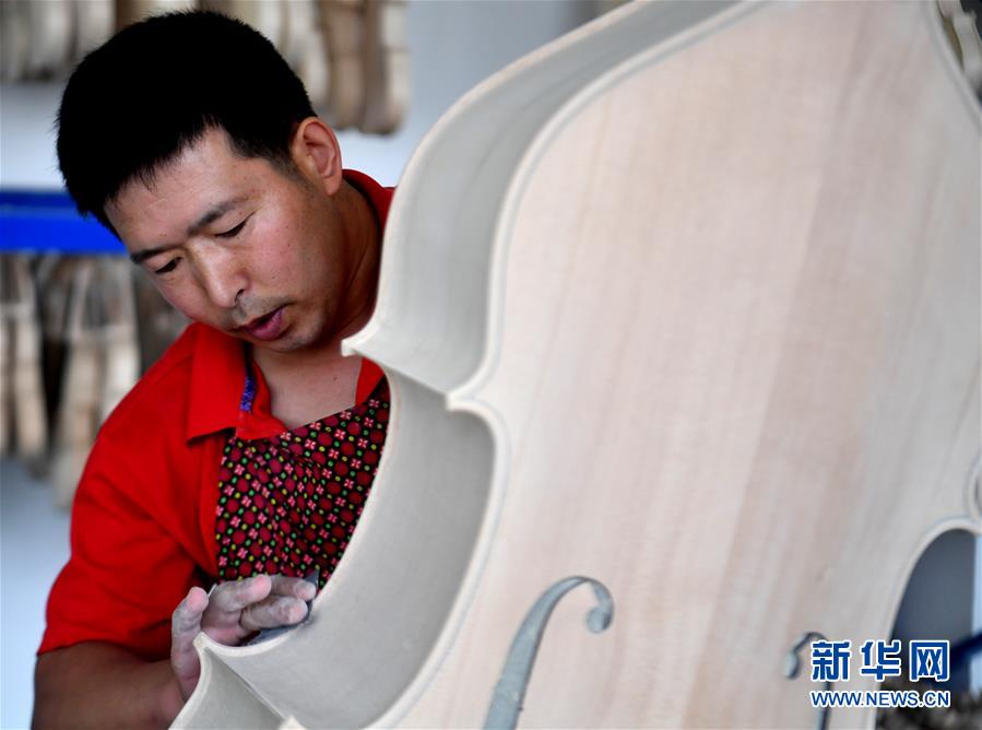 （走向我們的小康生活·圖文互動(dòng)）（4）放下鋤頭，卻撥動(dòng)命運(yùn)的琴弦