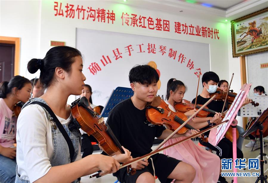 （走向我們的小康生活·圖文互動(dòng)）（8）放下鋤頭，卻撥動(dòng)命運(yùn)的琴弦