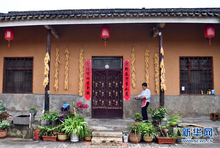 (新華全媒頭條·走向我們的小康生活·圖文互動(dòng))(4)大山深處有“新家”——大別山村繪出現(xiàn)代版“富春山居圖”