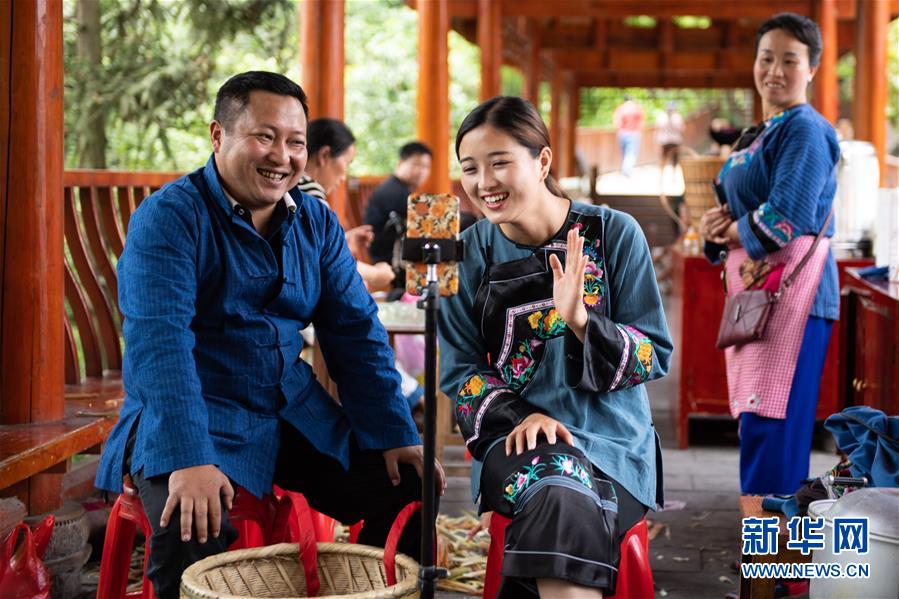 （新華全媒頭條·走向我們的小康生活·圖文互動）（10）那山，那人，那苗寨——十八洞村三代人的奮斗史