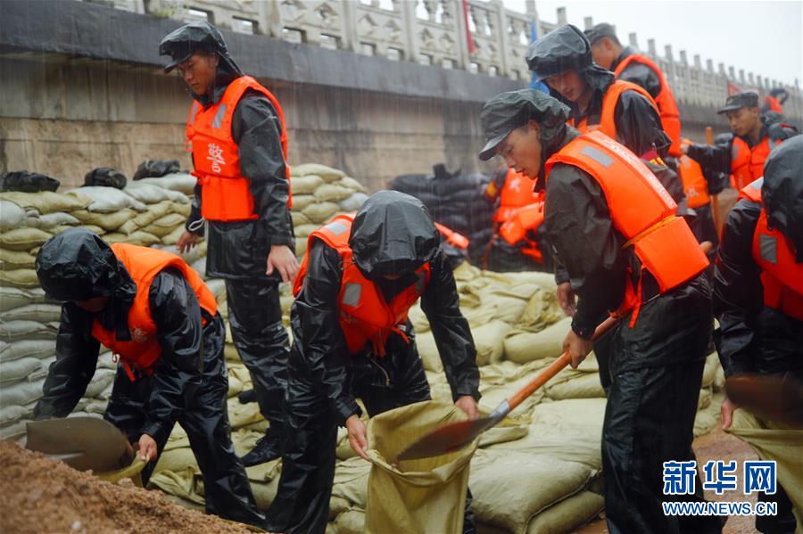 （防汛抗洪·圖文互動(dòng)）（1）洪水不退，子弟兵誓死不退——解放軍和武警部隊(duì)官兵參與洪澇災(zāi)害搶險(xiǎn)救援記事