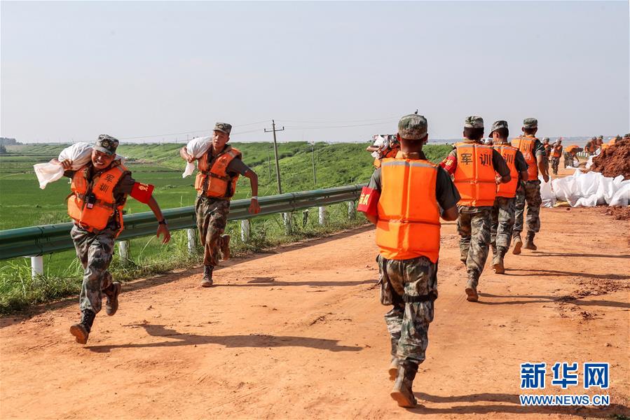（防汛抗洪·圖文互動(dòng)）（5）洪水不退，子弟兵誓死不退——解放軍和武警部隊(duì)官兵參與洪澇災(zāi)害搶險(xiǎn)救援記事