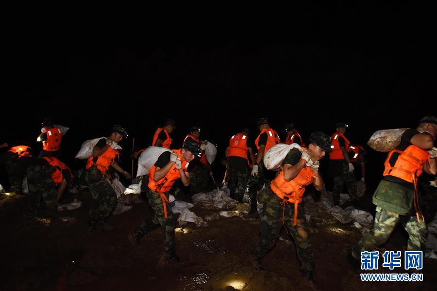 （防汛抗洪·圖文互動(dòng)）（7）洪水不退，子弟兵誓死不退——解放軍和武警部隊(duì)官兵參與洪澇災(zāi)害搶險(xiǎn)救援記事