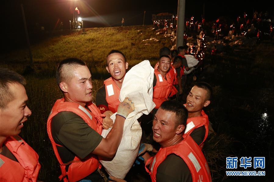 （防汛抗洪·圖文互動(dòng)）（8）洪水不退，子弟兵誓死不退——解放軍和武警部隊(duì)官兵參與洪澇災(zāi)害搶險(xiǎn)救援記事