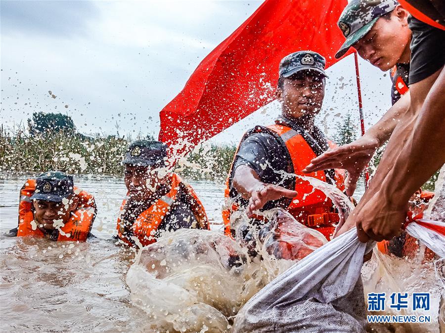 （防汛抗洪·圖文互動(dòng)）（9）洪水不退，子弟兵誓死不退——解放軍和武警部隊(duì)官兵參與洪澇災(zāi)害搶險(xiǎn)救援記事
