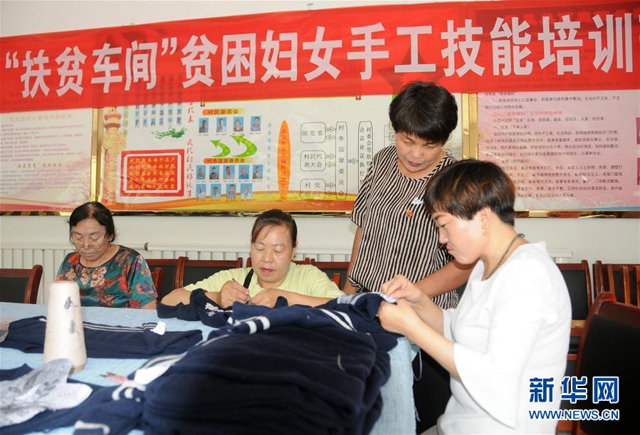 （決戰(zhàn)決勝脫貧攻堅(jiān)·圖文互動(dòng)）（1）內(nèi)蒙古河套：一雙巧手、一副棒針、一團(tuán)毛線打造貧困戶“炕頭經(jīng)濟(jì)”