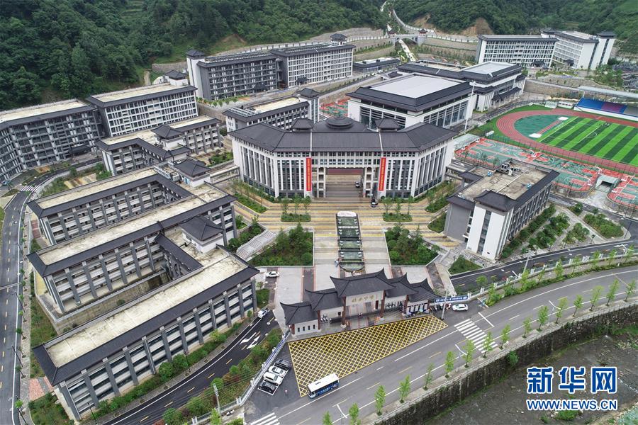 （新華視點·圖文互動）（1）學(xué)校建漂亮點本無錯，為何這所“豪華中學(xué)”讓人困惑？
