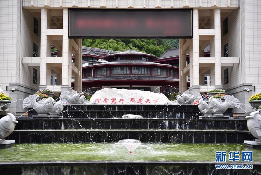 （新華視點·圖文互動）（3）學(xué)校建漂亮點本無錯，為何這所“豪華中學(xué)”讓人困惑？