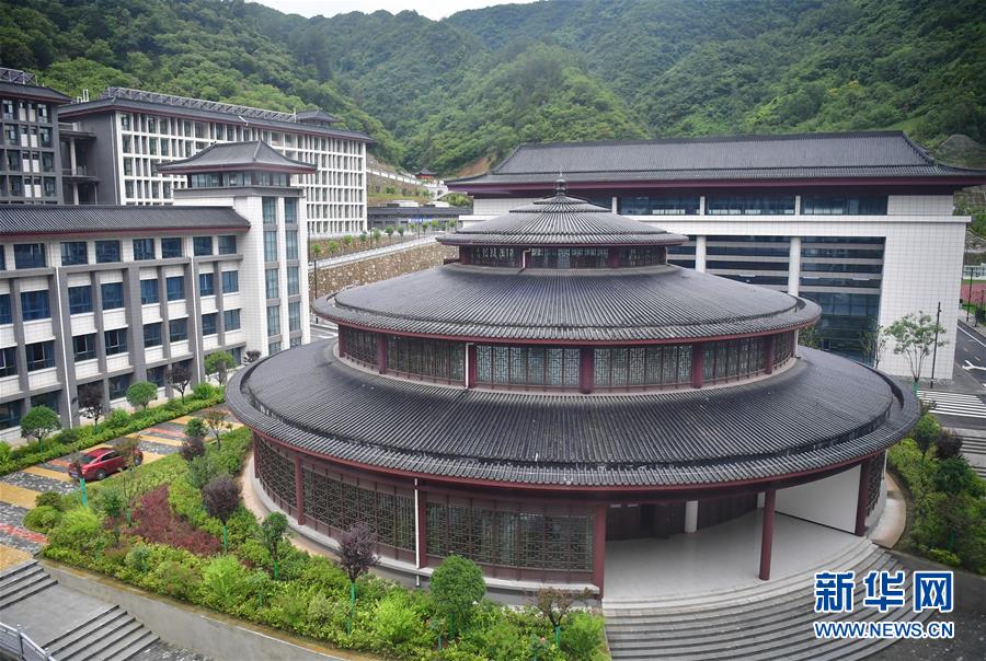 （新華視點·圖文互動）（4）學(xué)校建漂亮點本無錯，為何這所“豪華中學(xué)”讓人困惑？