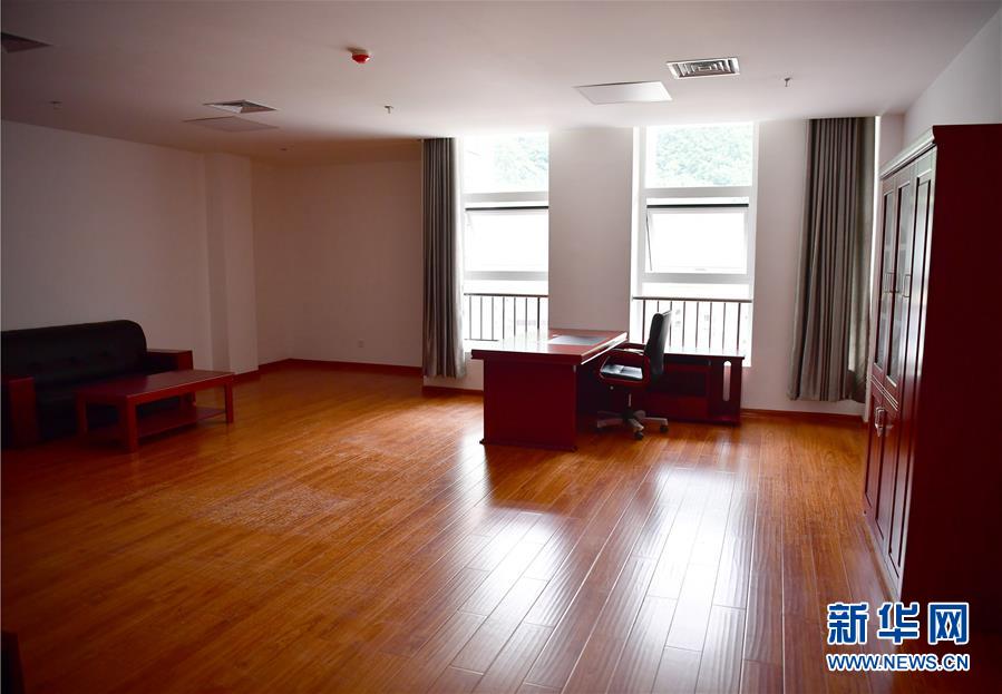 （新華視點·圖文互動）（6）學(xué)校建漂亮點本無錯，為何這所“豪華中學(xué)”讓人困惑？