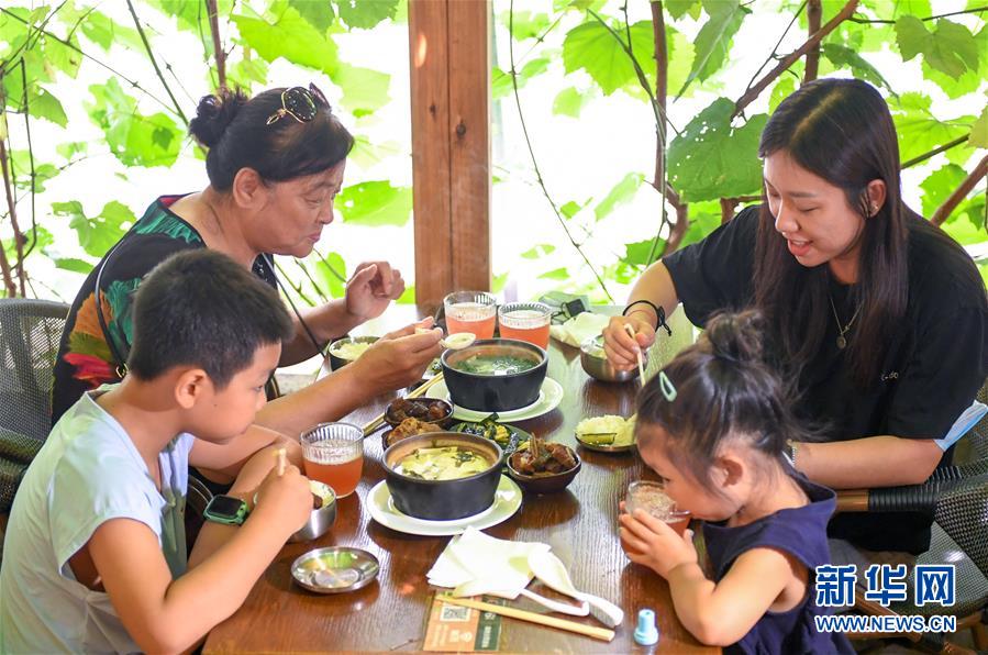 （在習(xí)近平新時代中國特色社會主義思想指引下——新時代新作為新篇章·習(xí)近平總書記關(guān)切事·圖文互動）（6）珍惜盤中餐，狠剎浪費(fèi)風(fēng)——各地積極行動堅決制止餐飲浪費(fèi)