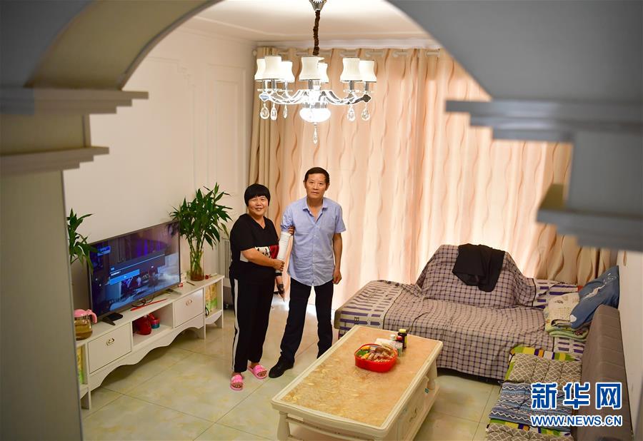 （走向我們的小康生活·圖文互動(dòng)）（2）“樓上過(guò)日子，樓下賺票子”——來(lái)自陜西安康的易地扶貧搬遷一線觀察