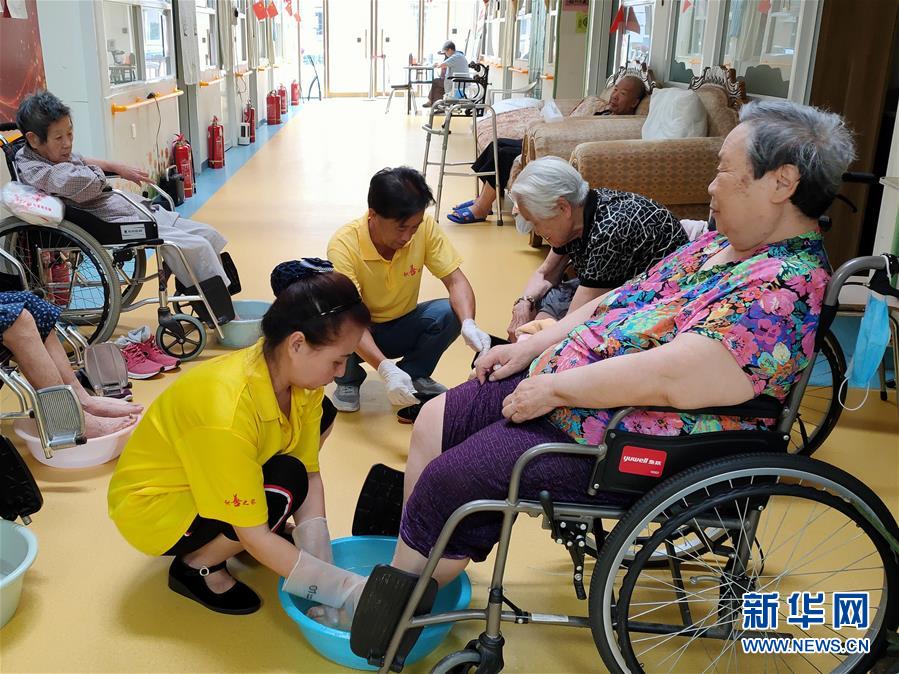 （走向我們的小康生活·圖文互動(dòng)）（3）北京“老有所養(yǎng)”的床邊、身邊、周邊事