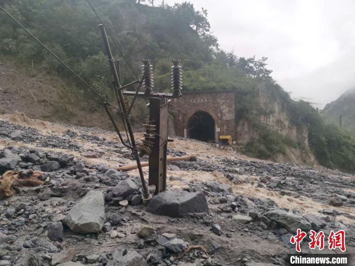 因泥石流受損的成昆鐵路區(qū)間?！ソ?攝