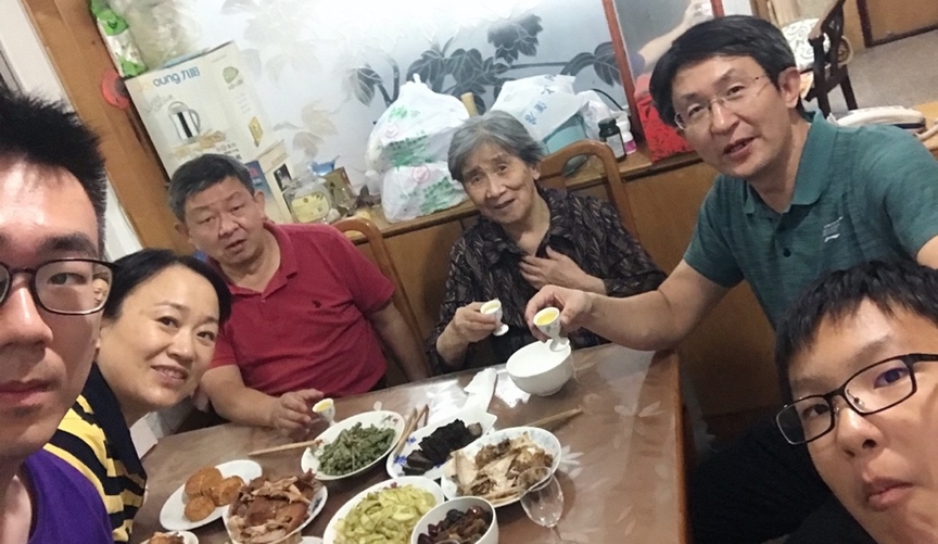 10月1日，留學(xué)生李天力（左一）在老家淄博的親戚家中與親人一起吃晚飯，共度中秋