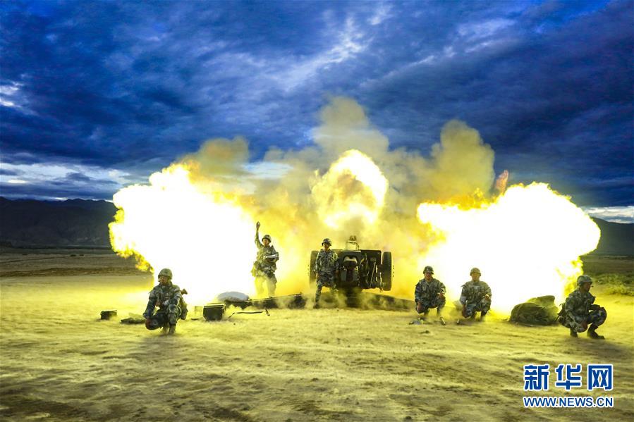 （在習近平強軍思想指引下·我們在戰(zhàn)位報告·圖文互動）（1）朵朵傘花綻放，勝戰(zhàn)精兵天降——空降兵部隊某旅教導員余海龍帶領(lǐng)官兵傳承黃繼光精神記事