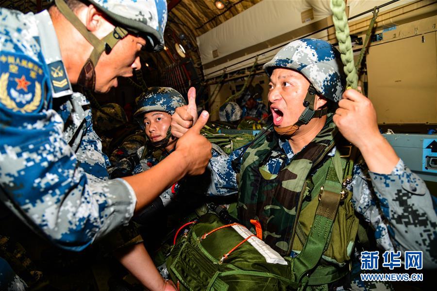 （在習近平強軍思想指引下·我們在戰(zhàn)位報告·圖文互動）（3）朵朵傘花綻放，勝戰(zhàn)精兵天降——空降兵部隊某旅教導員余海龍帶領(lǐng)官兵傳承黃繼光精神記事
