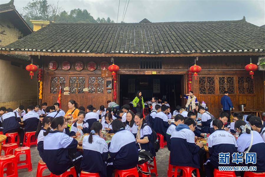（在習近平新時代中國特色社會主義思想指引下——新時代新作為新篇章·習近平總書記關(guān)切事·圖文互動）（2）精準扶貧7年，十八洞村“長”出10余種新職業(yè)