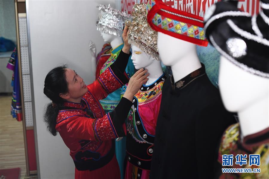 （兩會人物·圖文互動）（5）帶娃、賺錢兩不誤——一位農(nóng)民工代表眼中的脫貧新工作