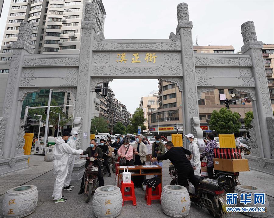 （新華全媒頭條·圖文互動）（14）從人民中汲取磅礴力量——習(xí)近平總書記同出席2020年全國兩會人大代表、政協(xié)委員共商國是紀(jì)實