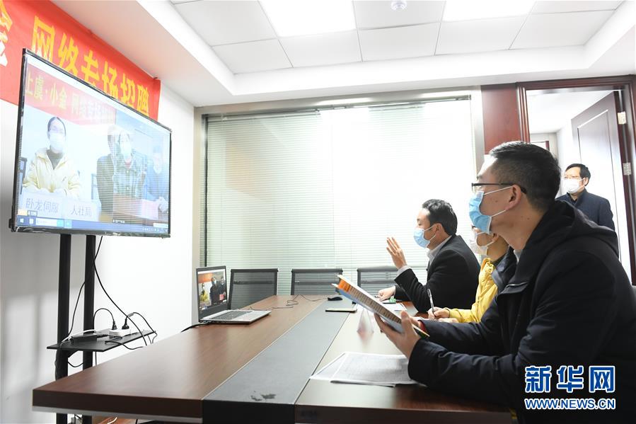（新華全媒頭條·圖文互動）（18）從人民中汲取磅礴力量——習(xí)近平總書記同出席2020年全國兩會人大代表、政協(xié)委員共商國是紀(jì)實
