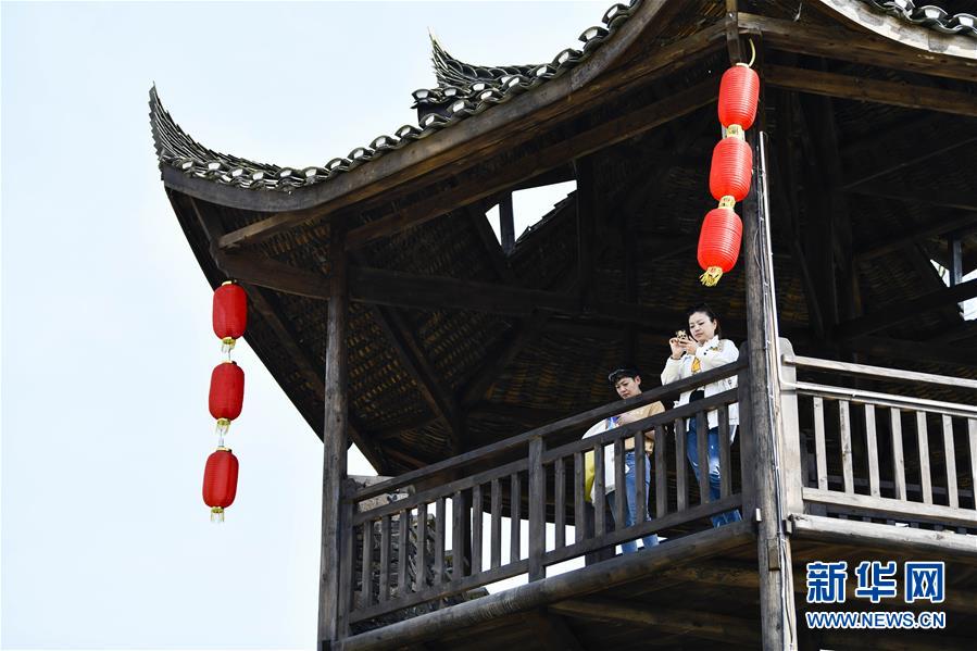 （新華全媒頭條·圖文互動）（20）從人民中汲取磅礴力量——習(xí)近平總書記同出席2020年全國兩會人大代表、政協(xié)委員共商國是紀(jì)實