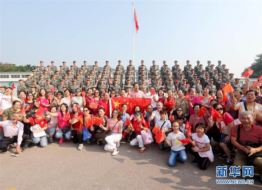 （圖文互動(dòng)）（4）“我和我的祖國，一刻也不能分割”——解放軍駐香港部隊(duì)與市民共同慶祝國慶70周年見聞