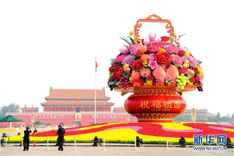 （圖文互動）（2）7小時組裝！18米高巨型“花果籃”亮相天安門廣場