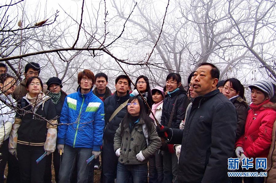 （新華全媒頭條·圖文互動）（7）凝心鑄師魂　立德育新人——以習近平同志為核心的黨中央關(guān)心教師隊伍建設(shè)紀實