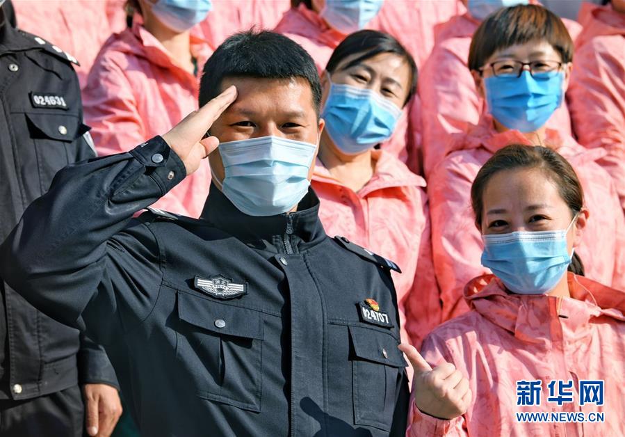 （習(xí)近平致敬的戰(zhàn)“疫”英雄·公安干警篇·圖文互動）（1）他們，抗疫一線鑄警魂