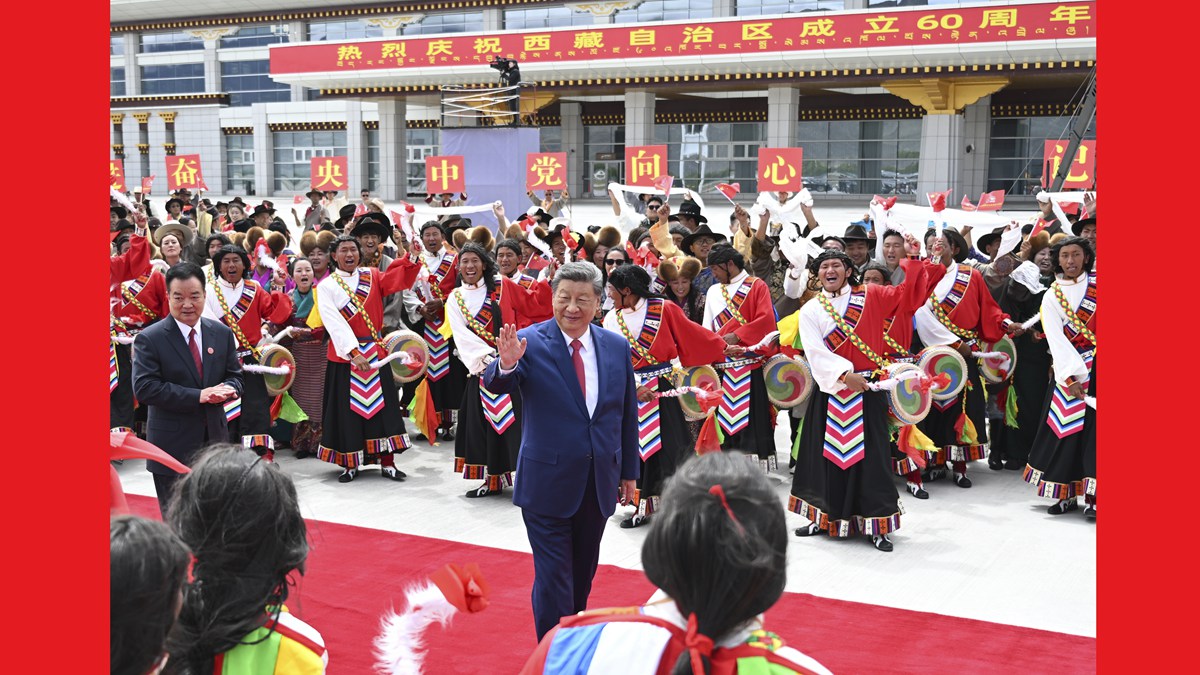 習(xí)近平在出席西藏自治區(qū)成立60周年慶?；顒?dòng)后返回北京