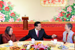 全國政協(xié)邀請已故黨外全國政協(xié)委員、知名人士夫人聯(lián)誼迎春 賈慶林出席