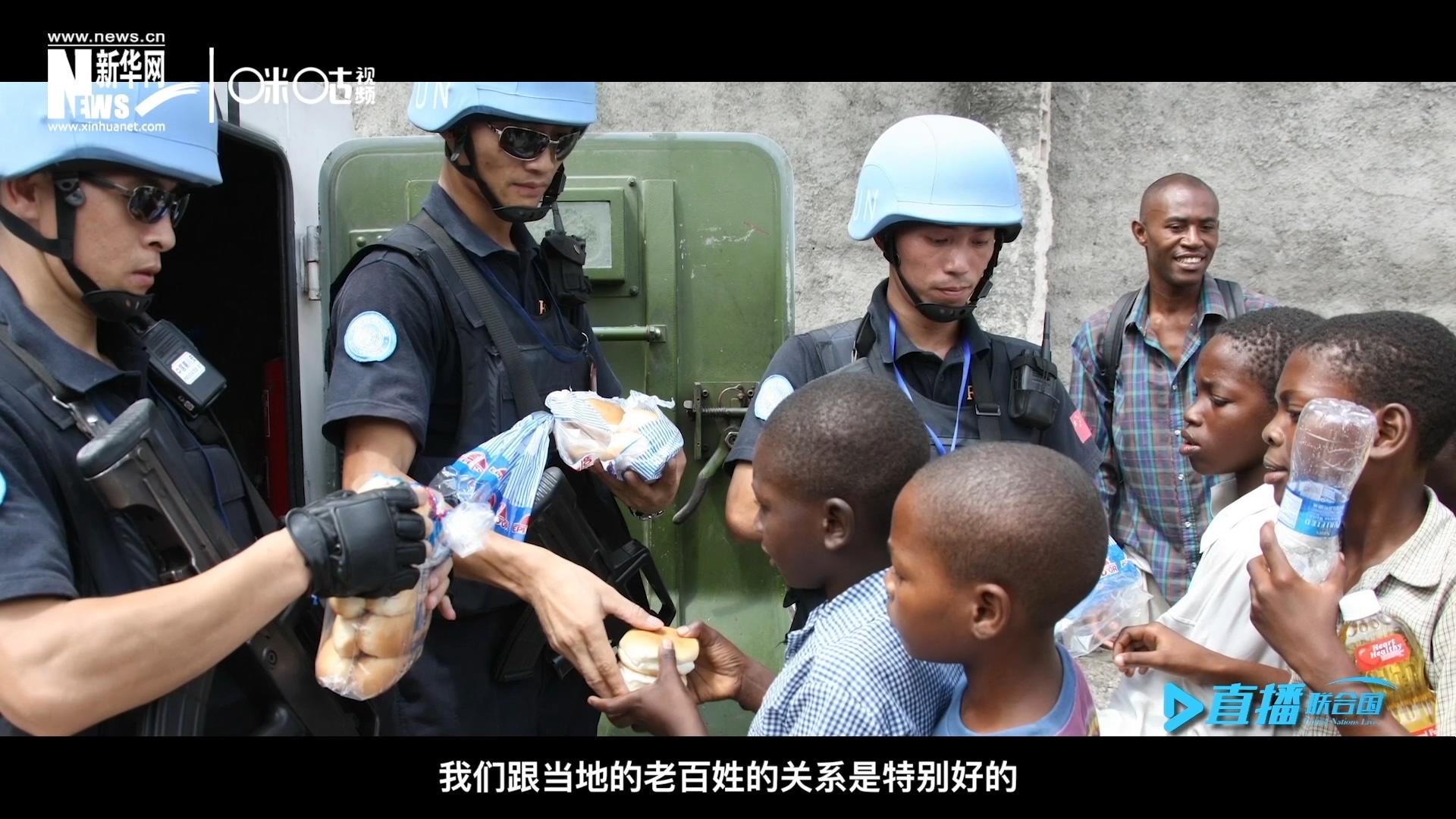這群胸前印著五星紅旗的警察，在當(dāng)?shù)孛癖娦睦镉兄恋榈榈姆萘?，也傳遞出許多的善意與感動(dòng)。