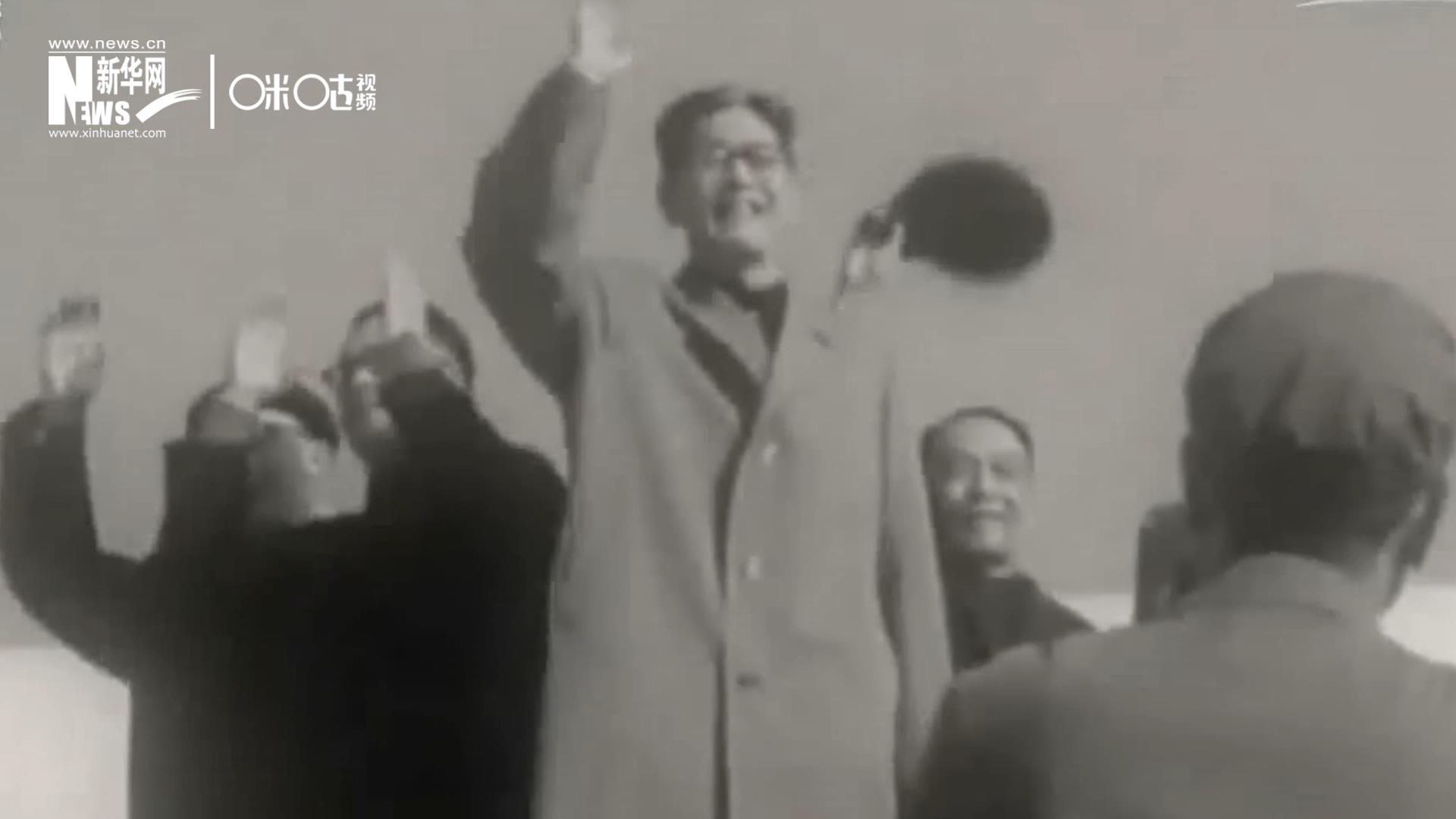 1971年11月9日，全新成立的中國聯(lián)合國代表團(tuán)在群眾的歡呼與掌聲中登上專機(jī)，正式開啟了中國的聯(lián)合國之旅。