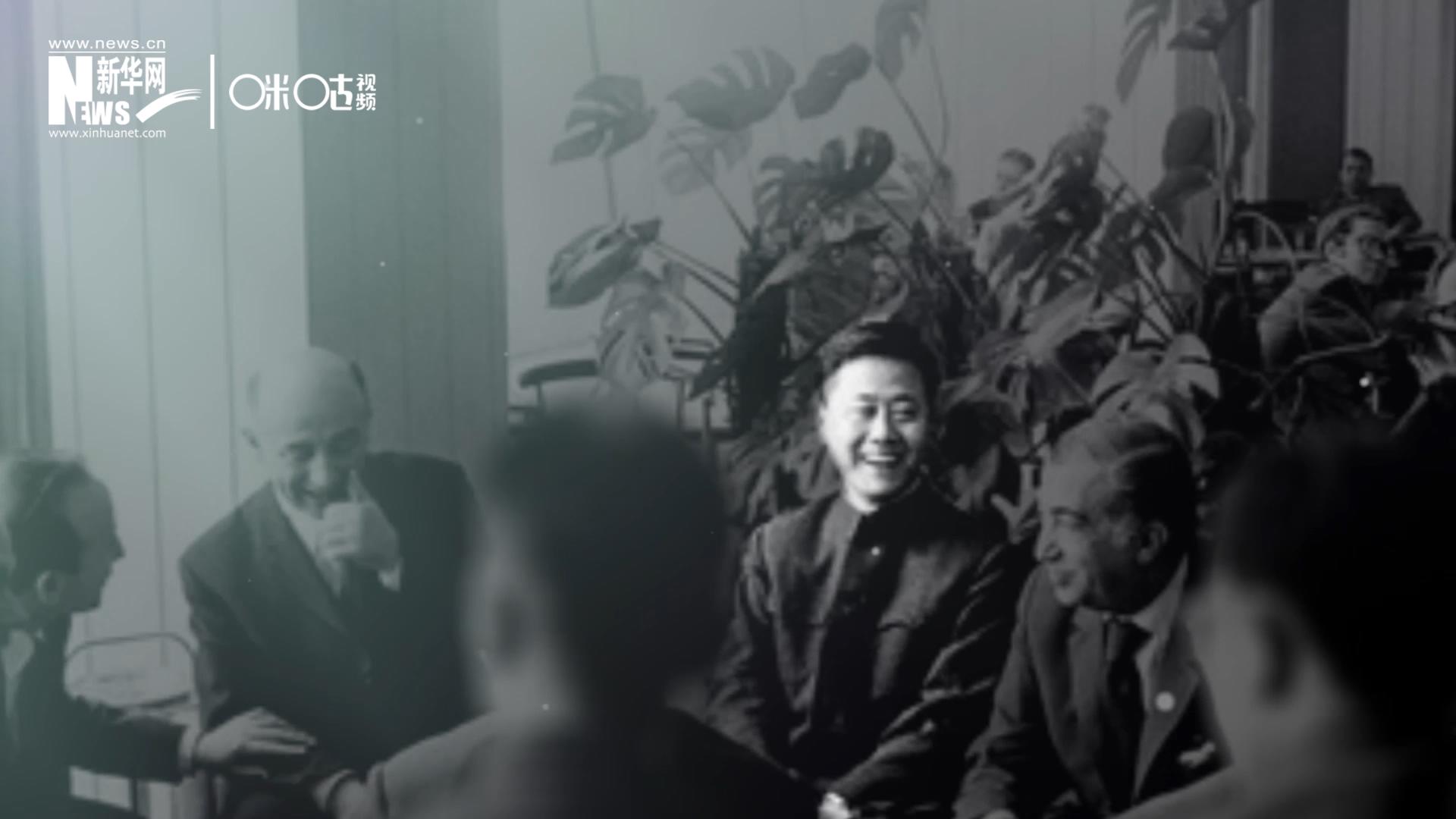 照片里的這個(gè)人是高梁，原新華社國際部記者。原本作為代表團(tuán)隨行記者的他接到通知，由他帶領(lǐng)一支先遣小組先行去紐約。