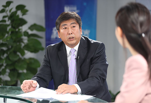 具體落在實(shí)處就是把方向，管大局，保落實(shí)