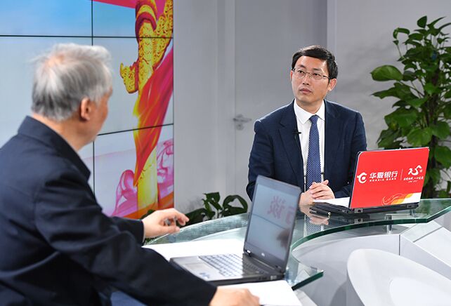 您再給我們梳理一下，黨章中有關(guān)“基本路線”的修改情況。