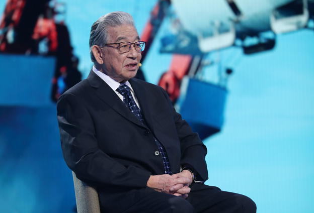 中華民族實(shí)現(xiàn)了可上九天攬月，可下五洋捉鱉的宏偉夙愿