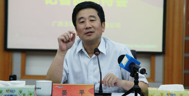 玉柴集團(tuán)公司董事局主席晏平——大家可能不一定認(rèn)識(shí)我，但是大家一定坐過裝配玉柴發(fā)動(dòng)機(jī)的客車、公交車，因?yàn)橛癫癜l(fā)動(dòng)機(jī)裝配在全國超過60%的客車、公交車上。玉柴發(fā)動(dòng)機(jī)能夠陪伴大家上班、回家、逛街，我很自豪。我們將繼續(xù)制造更多更好的綠色產(chǎn)品，造福社會(huì)和百姓。