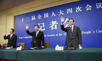 尚福林、劉士余和項俊波向記者揮手致意