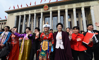 閉幕會(huì)后，代表走出人民大會(huì)堂