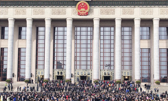 閉幕會(huì)后，代表走出人民大會(huì)堂