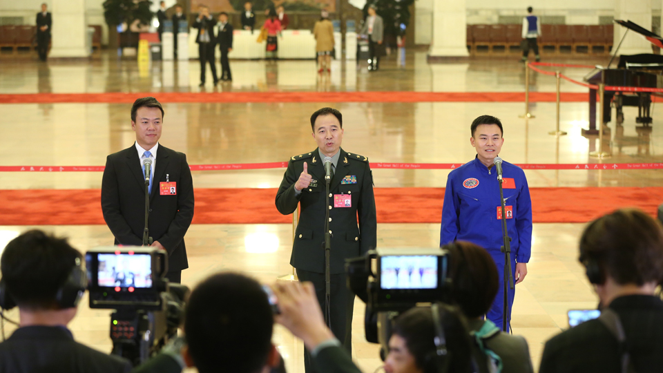 趙宏博、景海鵬、唐嘉陵代表接受采訪