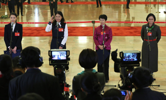 吳敏霞、杜玉濤、蒙曼、盧麗安代表接受采訪