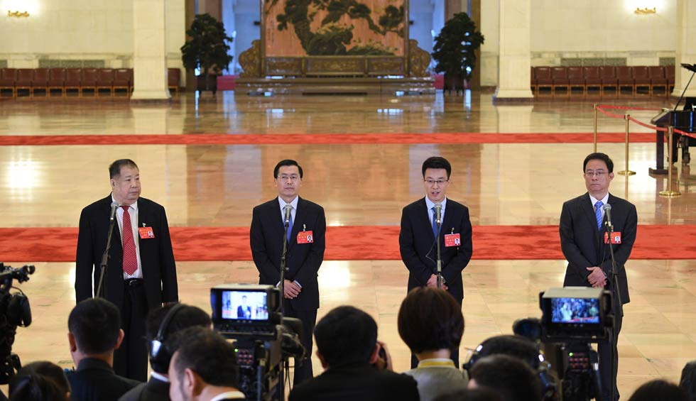 凌解放、王立平、徐川、黃一兵接受采訪