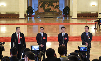 凌解放、王立平、徐川、黃一兵代表接受采訪