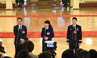 孟祥飛、李媛、曹先建代表接受采訪