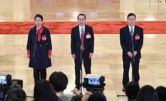 姜妍、康紅普、劉宗富代表接受采訪